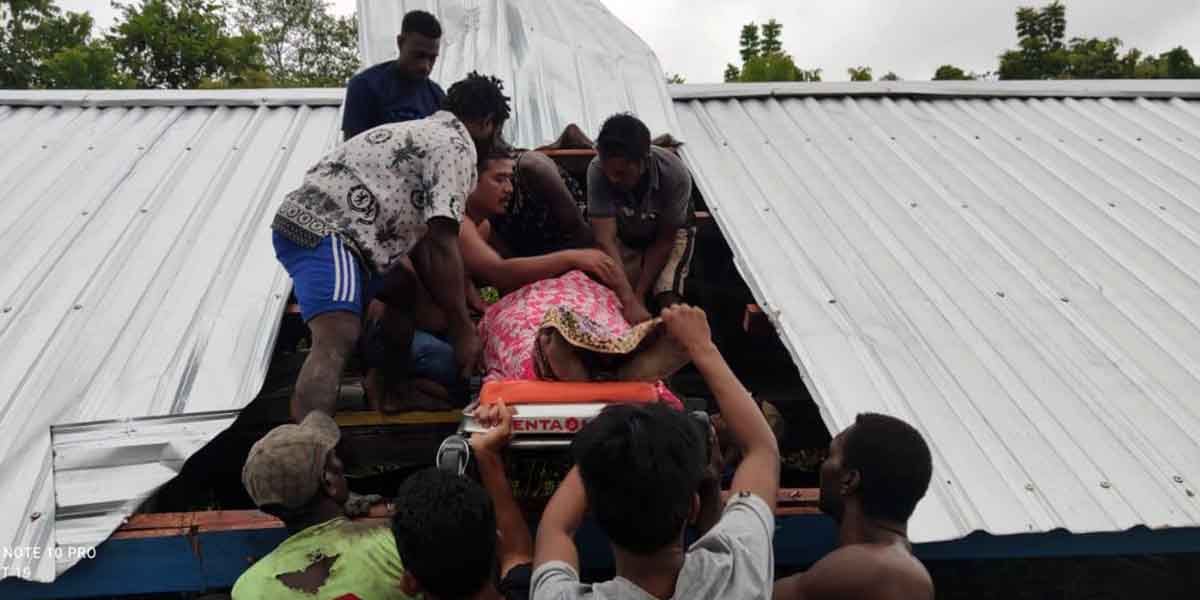 atap-koridor-bandara-ewer-asmat-roboh-satu-orang-meninggal-dunia